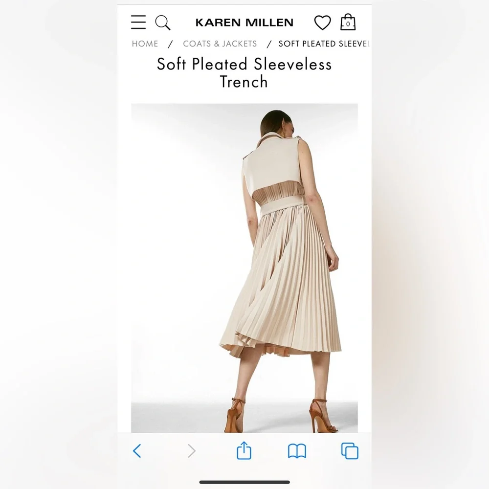Sleeveless pleated trench
